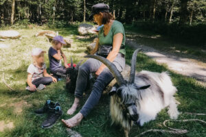 Mecker Projekt Ziegen tiergestuetzte Aktion Intervention tiergestuetzte Arbeit Tierthearpie Ziegenbock Altersheim Wandern Ziegentrekking 26 300x200